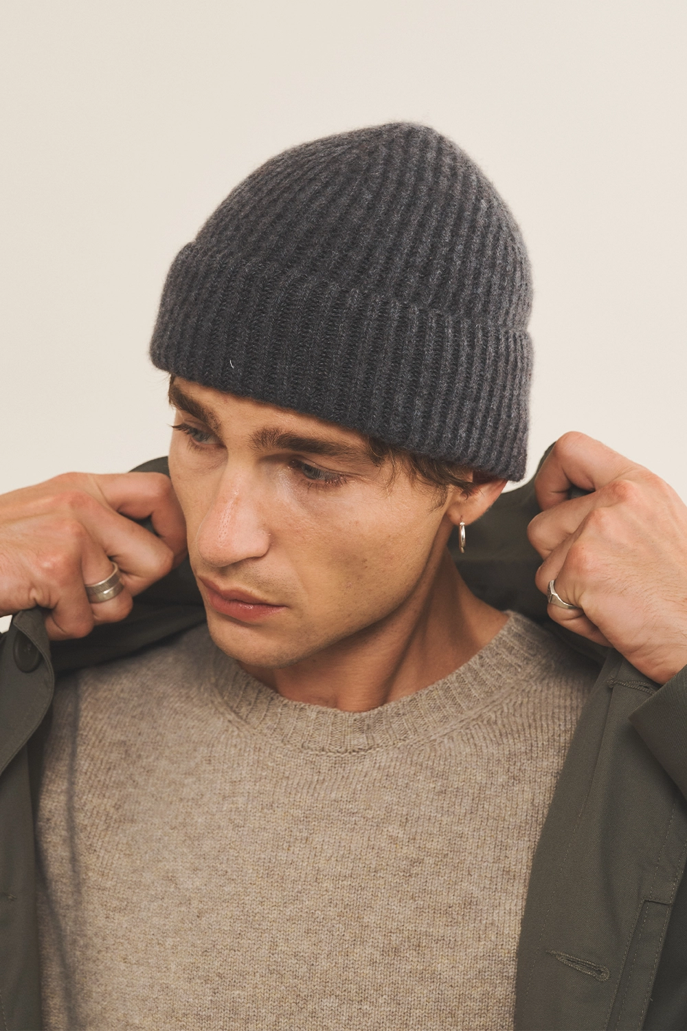 dark grey beanie cashmere men - side view | Harry | Linnea Lund