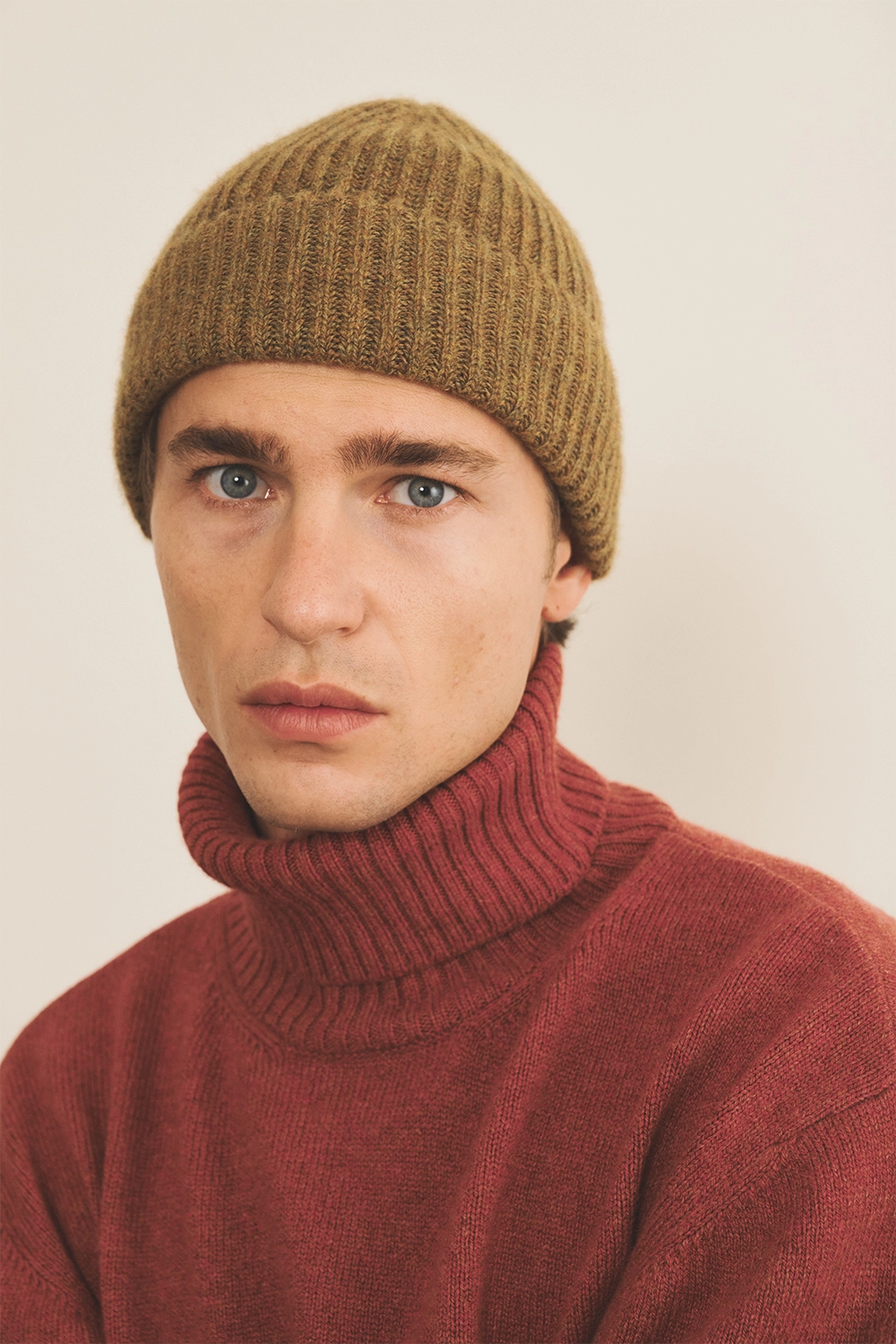 green ochre color cashmere men - front view | Harry | Linnea Lund
