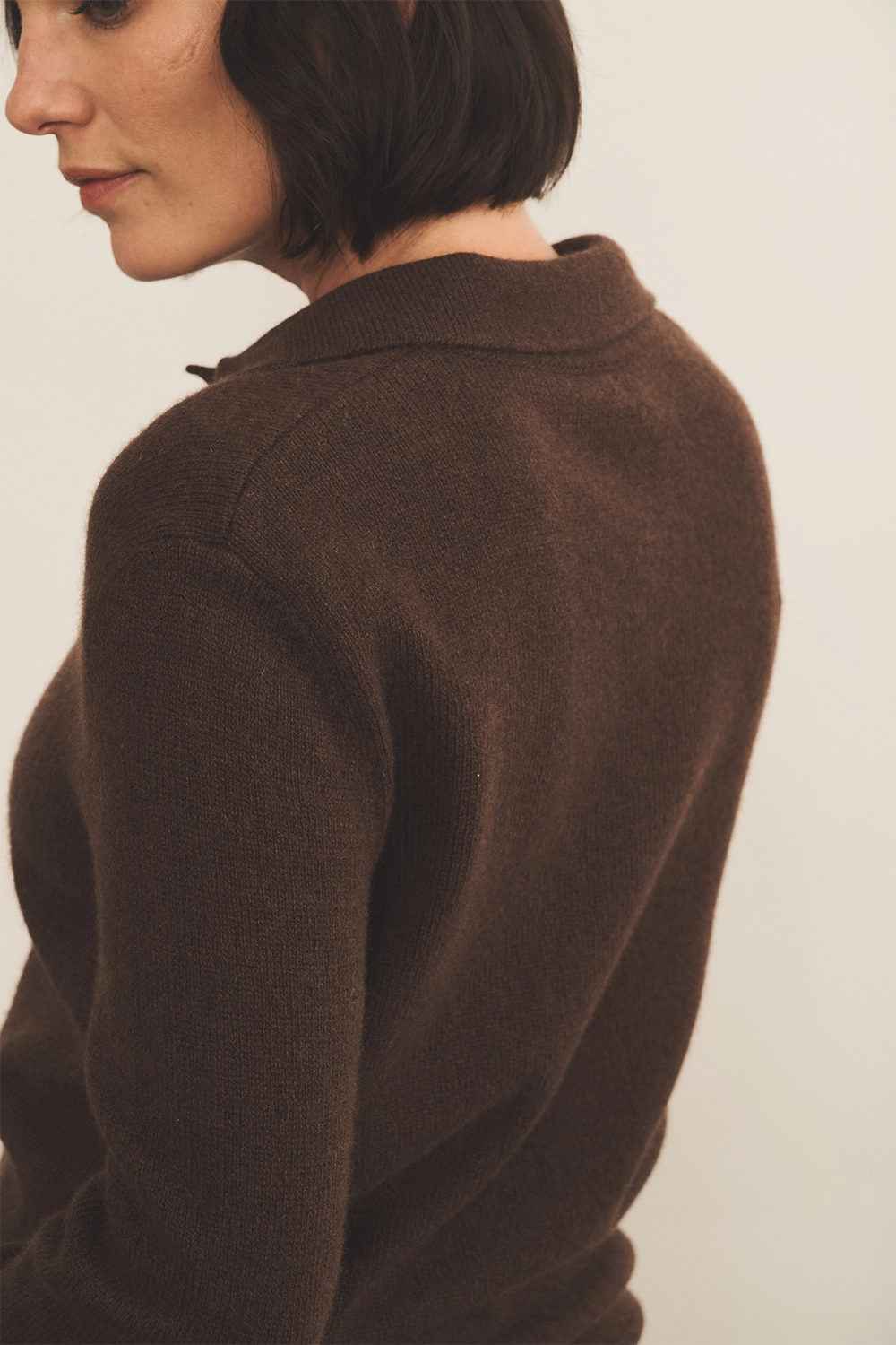 Cashmere polo women brown chocolate - side view | Ralph | Linnea Lund