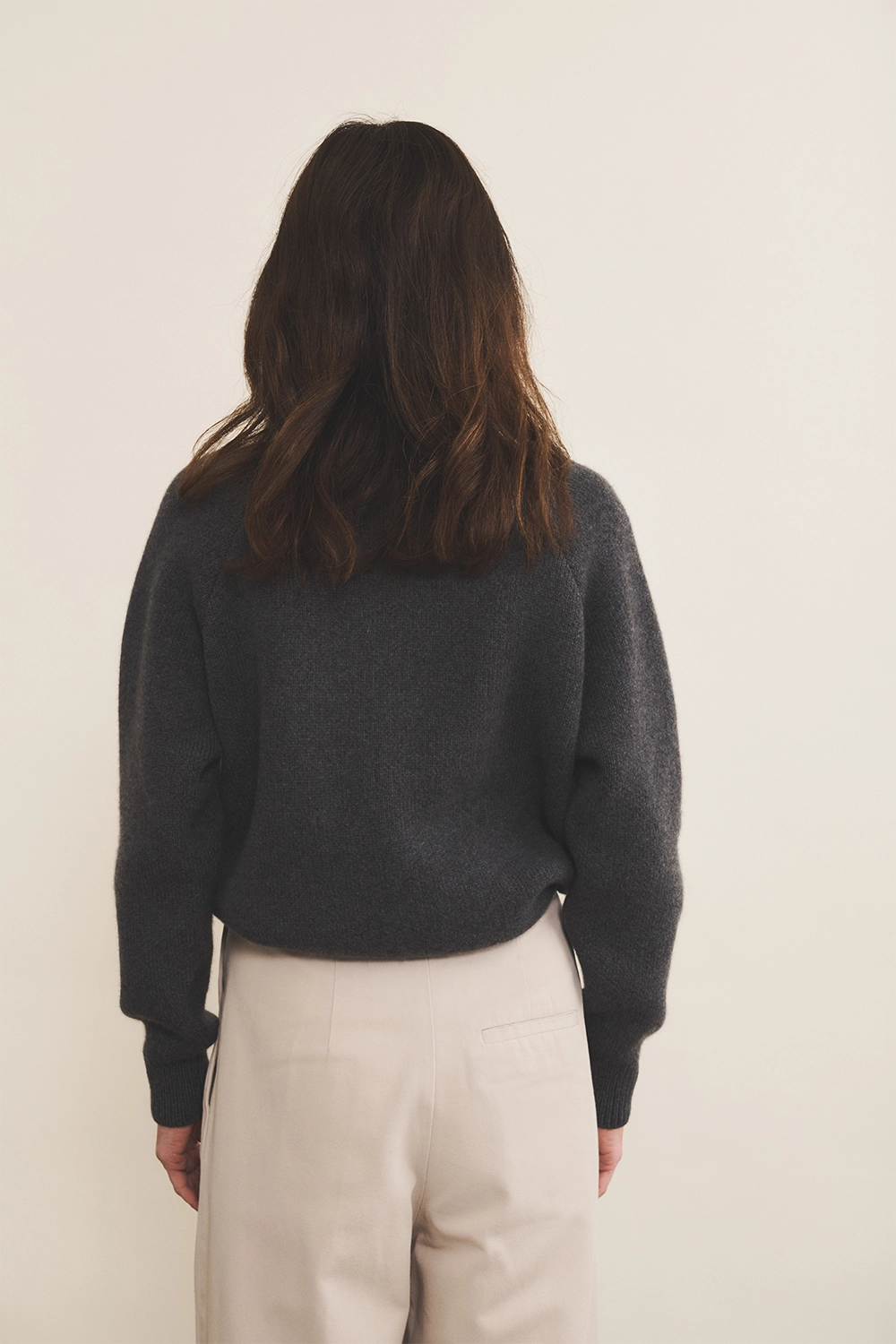 Dark grey cashmere sweater women - back view | Sergio | Linnea Lund