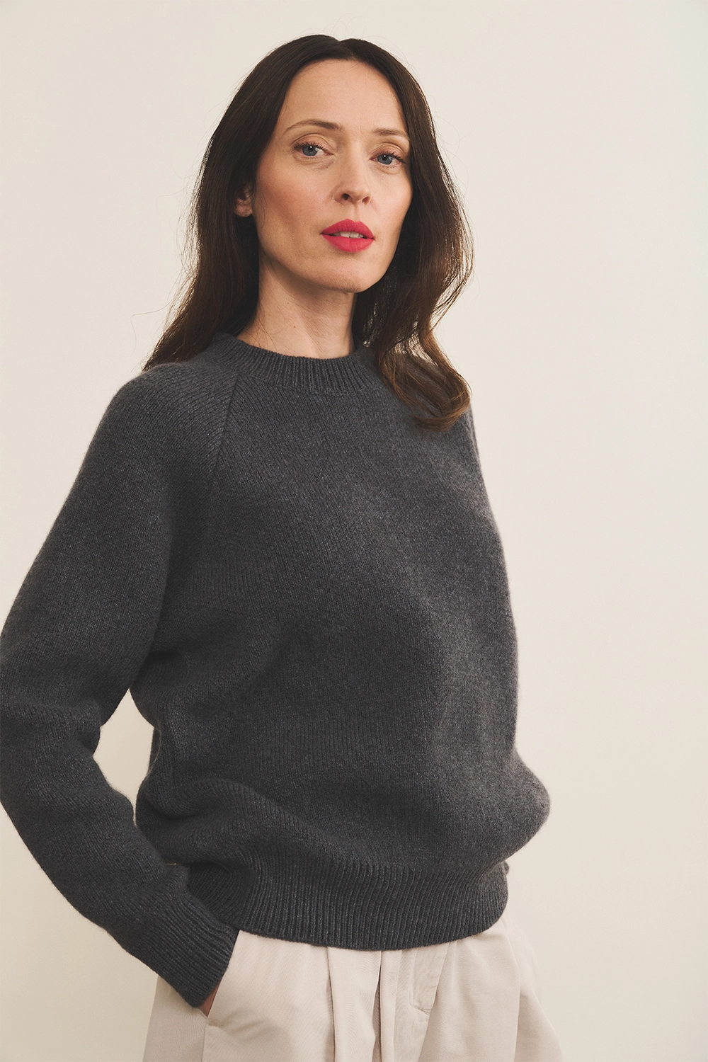Dark grey cashmere sweater women - side view | Sergio | Linnea Lund