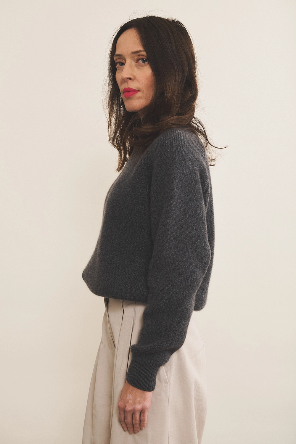 Dark grey cashmere sweater women - side view | Sergio | Linnea Lund