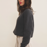 Dark grey cashmere sweater women - side view | Sergio | Linnea Lund
