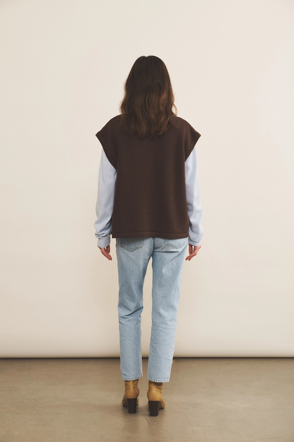 Cashmere sleeveless cardigan women brown chocolate - back view | Théo | Linnea Lund