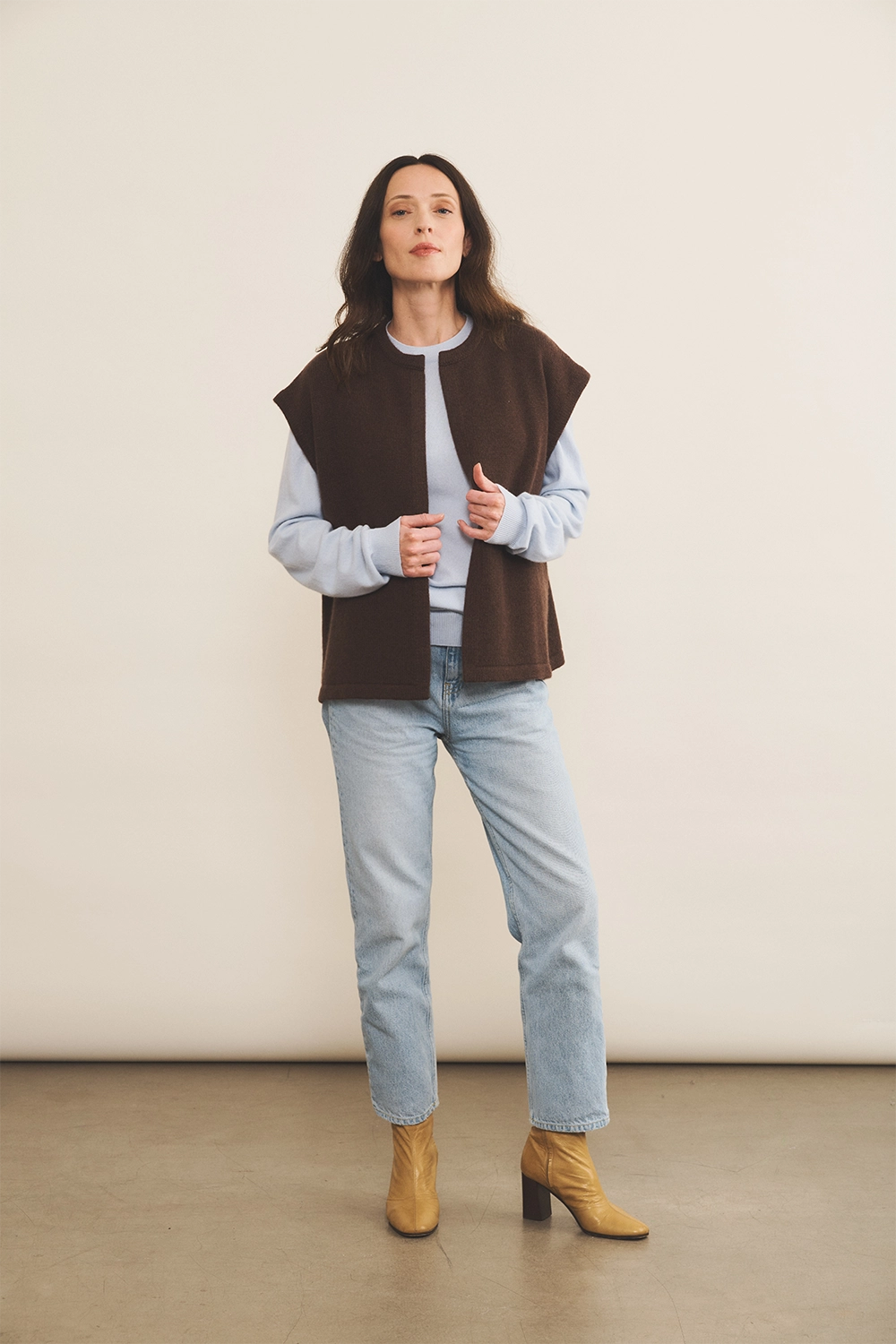 Cashmere sleeveless cardigan women chocolate brown - look | Théo | Linnea Lund