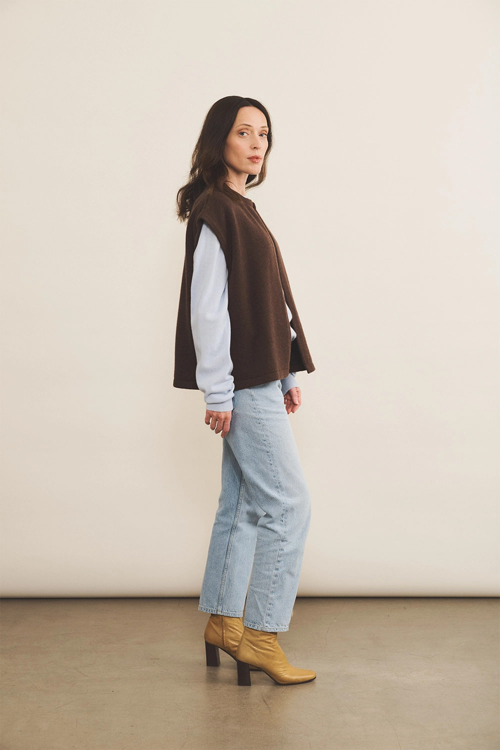 Cashmere sleeveless cardigan women chocolate brown - side view | Théo | Linnea Lund