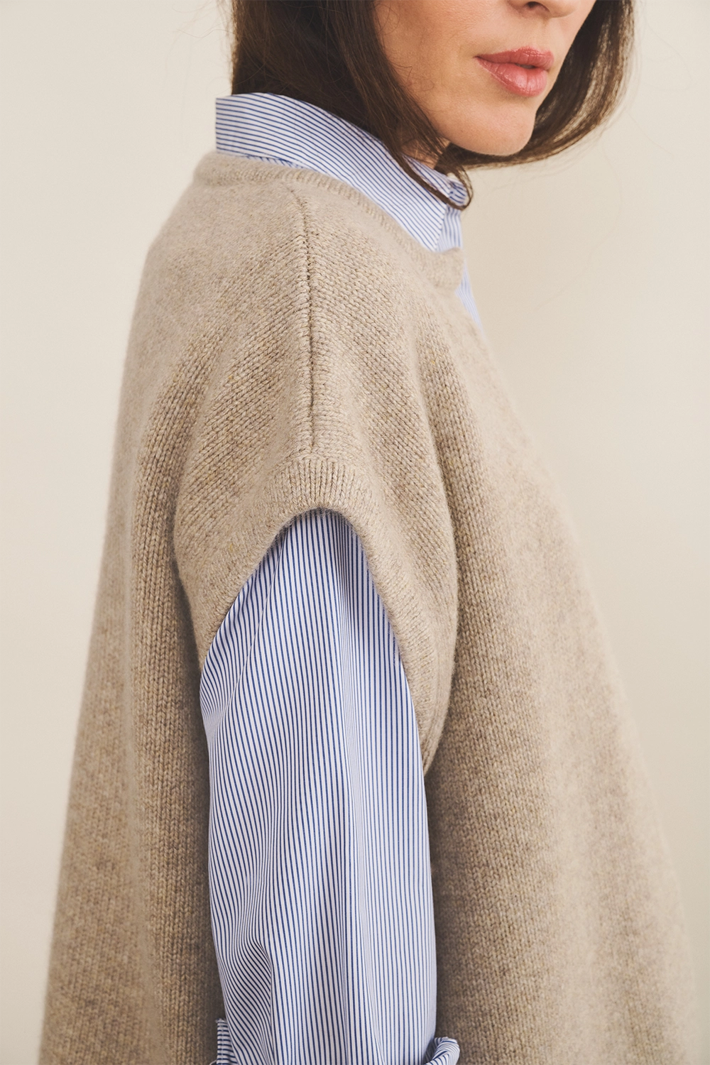 Cashmere sleeveless cardigan women light beige - side view | Théo | Linnea Lund