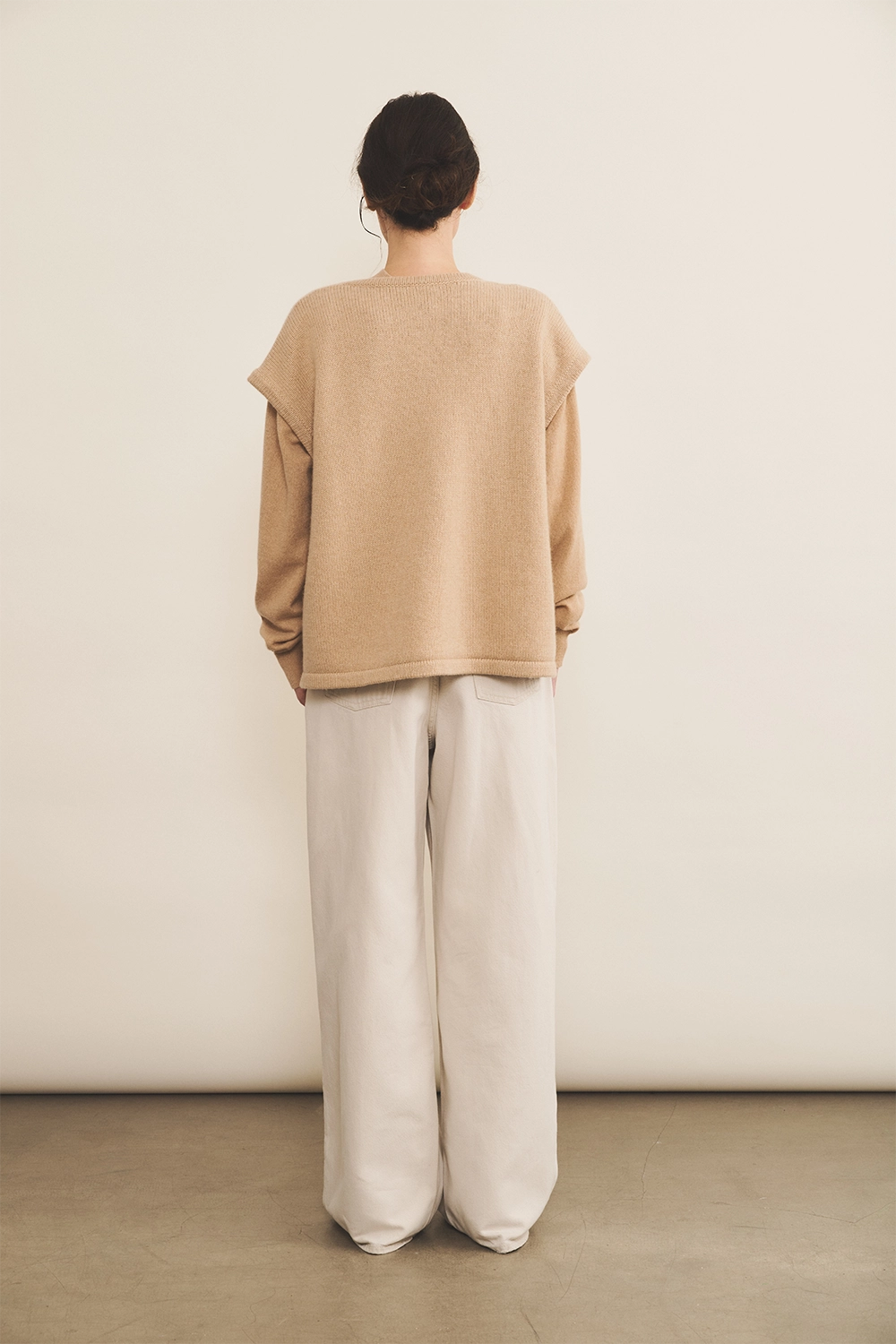 Cashmere sleeveless cardigan women nude beige - back view | Théo | Linnea Lund