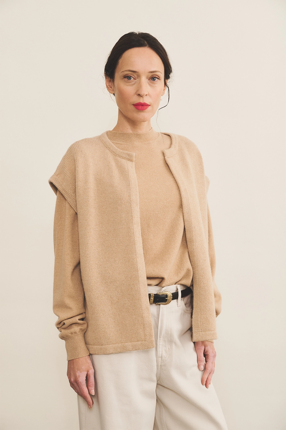 Cashmere sleeveless cardigan women nude beige - side view | Théo | Linnea Lund