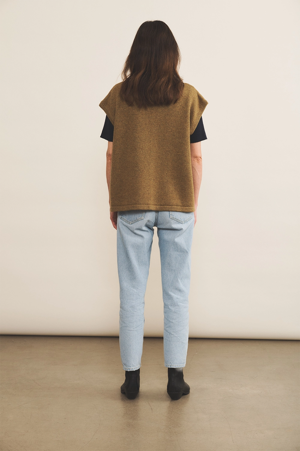 Cashmere sleeveless cardigan women green tobacco - back view | Théo | Linnea Lund