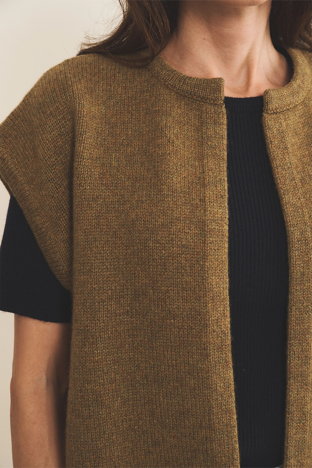 Cashmere sleeveless cardigan women green tobacco - focus | Théo | Linnea Lund