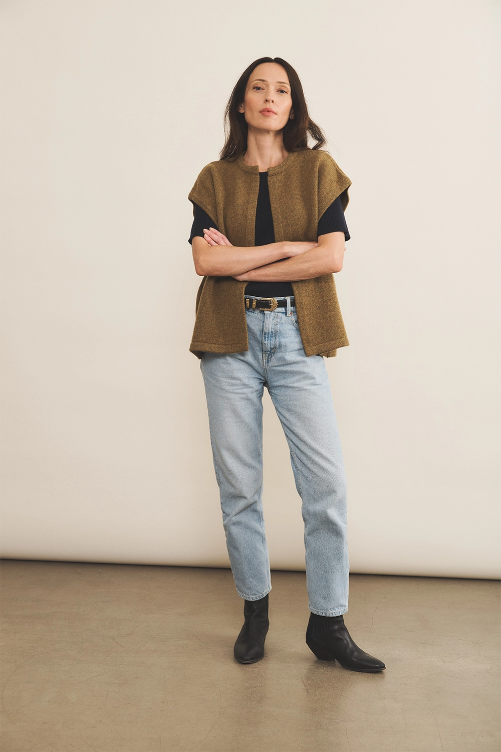 Cashmere sleeveless cardigan women green tobacco - look | Théo | Linnea Lund