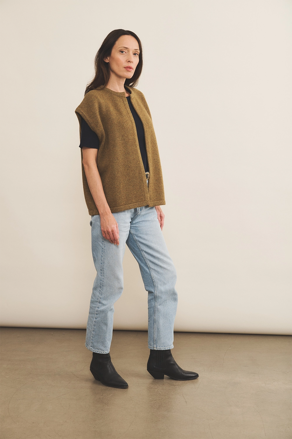 Cashmere sleeveless cardigan women green tobacco - side view | Théo | Linnea Lund