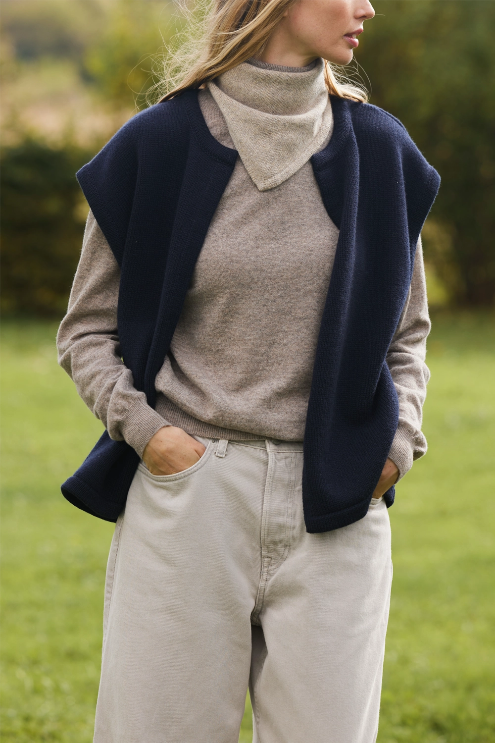 Cashmere sleeveless cardigan women dark blue - front | Théo | Linnea Lund