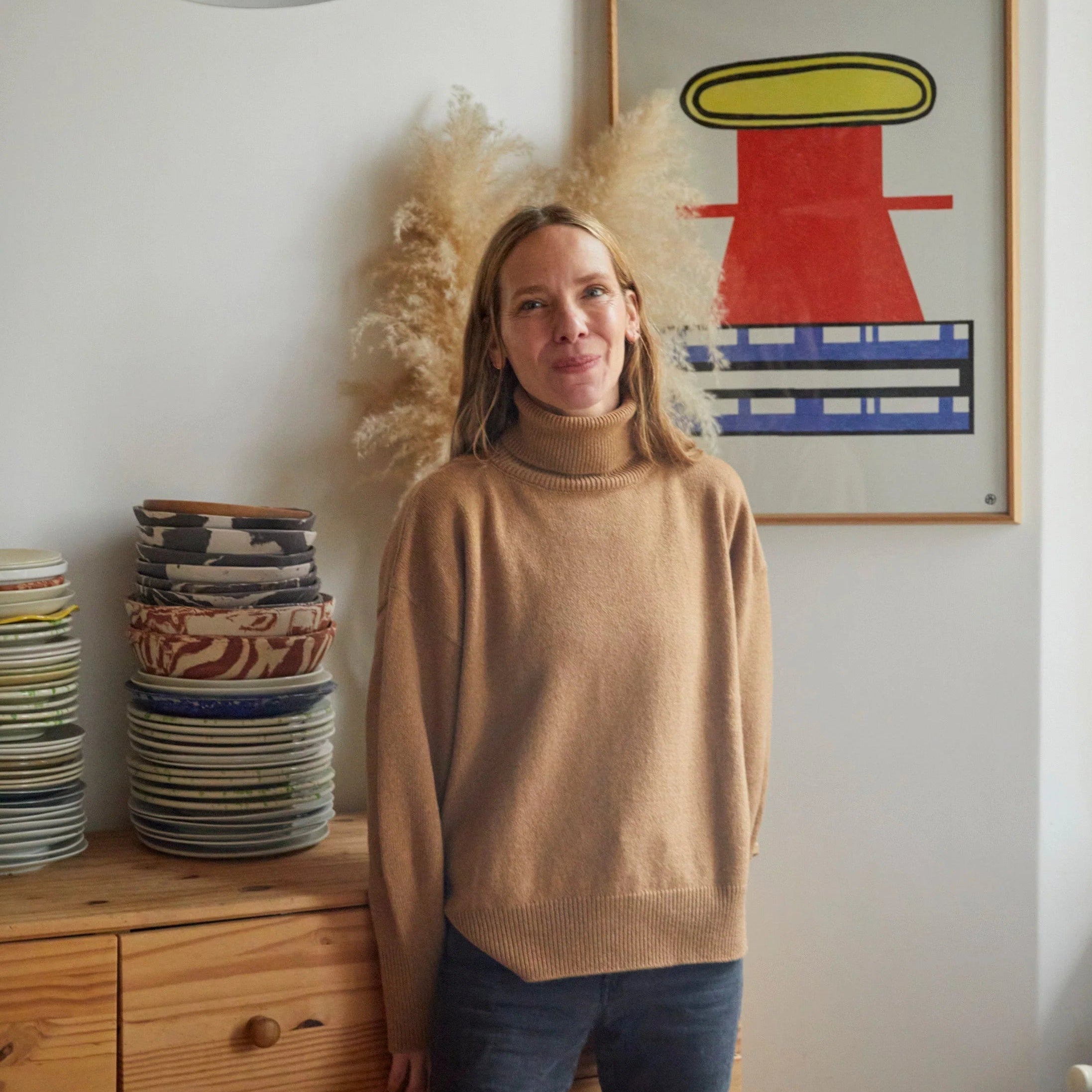 Charlotte Huguet wearing the Nathalie cashmere sweater in brown by Linnea Lund.