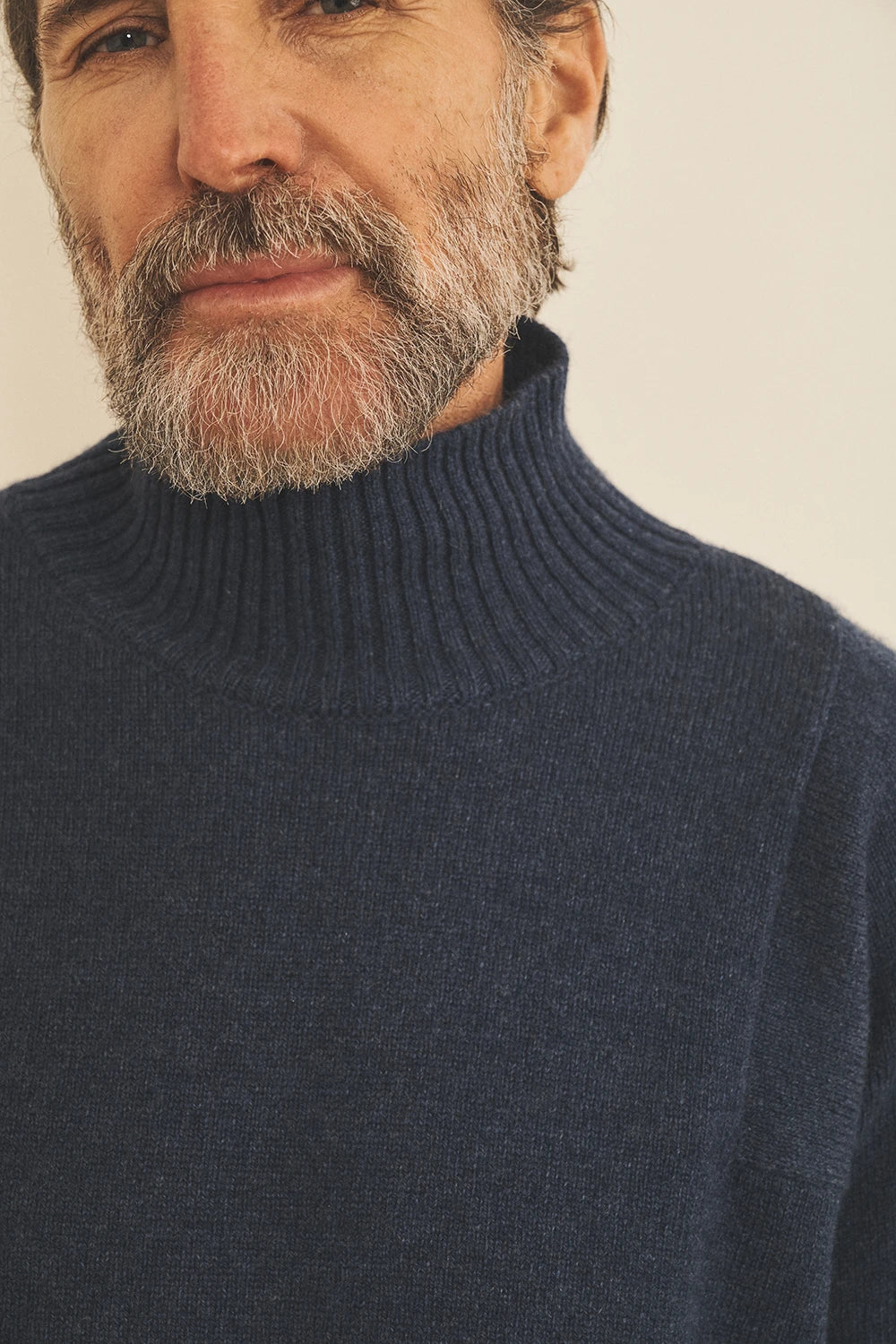 Blue men cashmere sweater - focus fabric | Bjorn | Linnea Lund