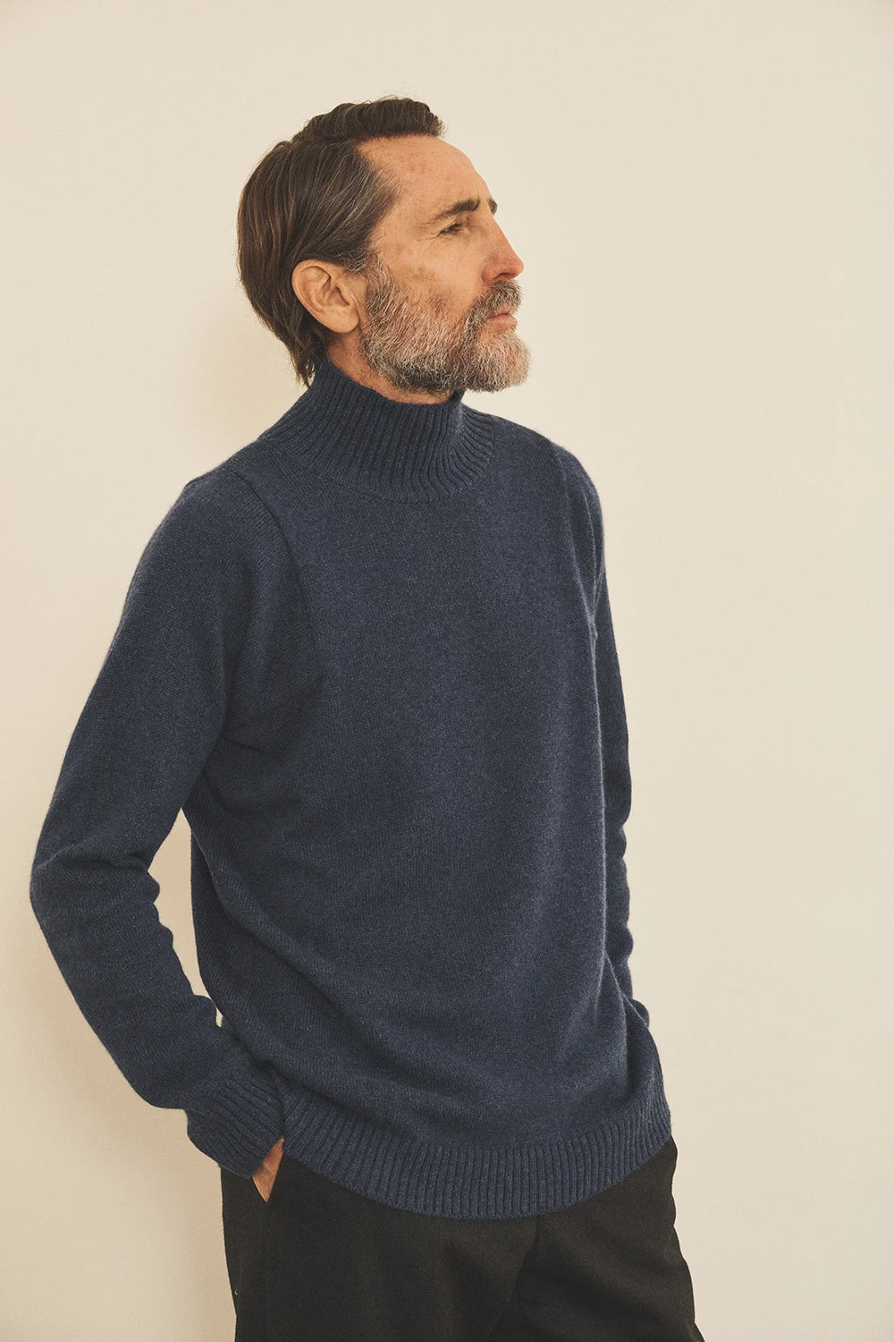 Blue men cashmere sweater - side view | Bjorn | Linnea Lund