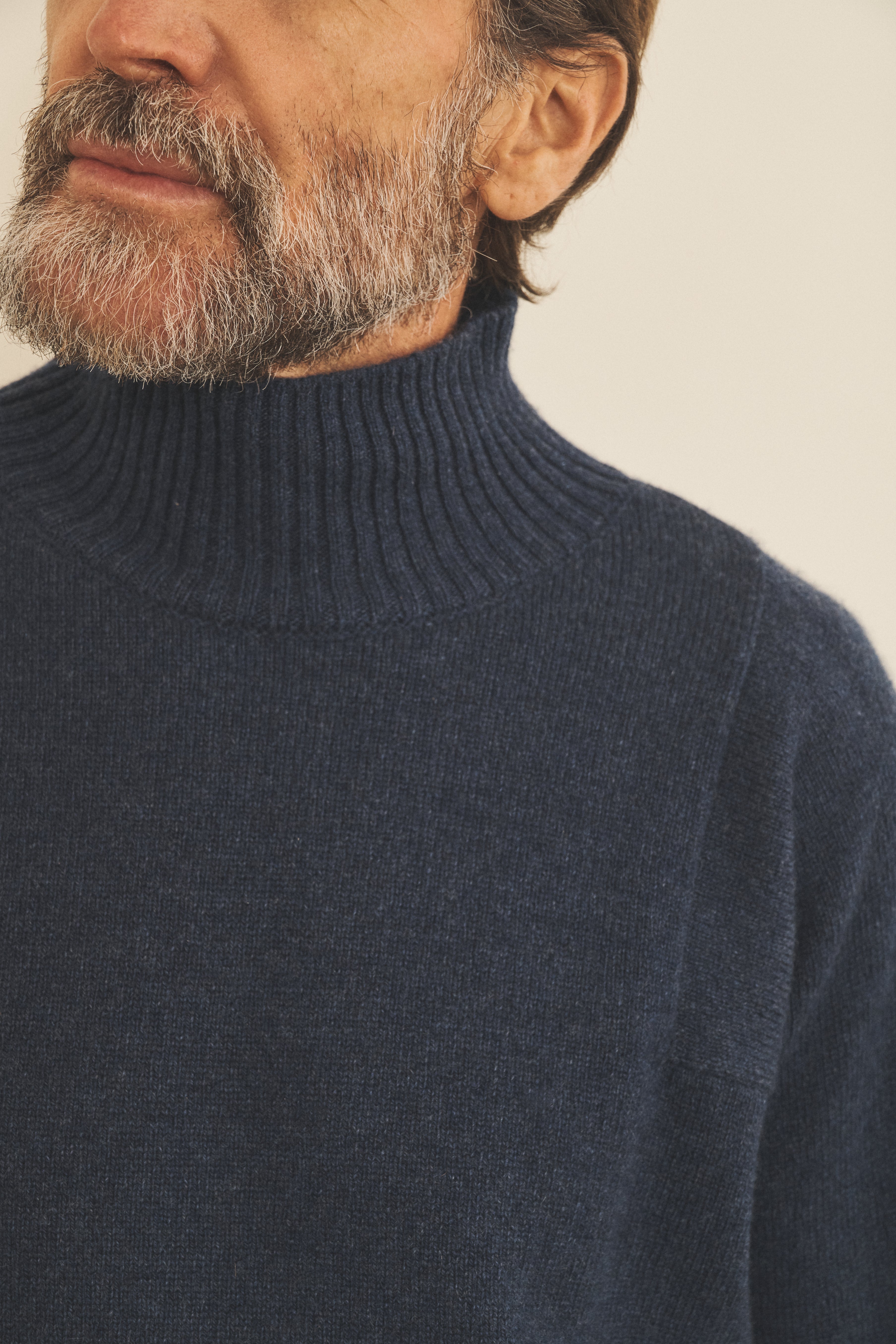 Blue turtleneck cashmere sweater for men - fabric view | Charles | Linnea Lund