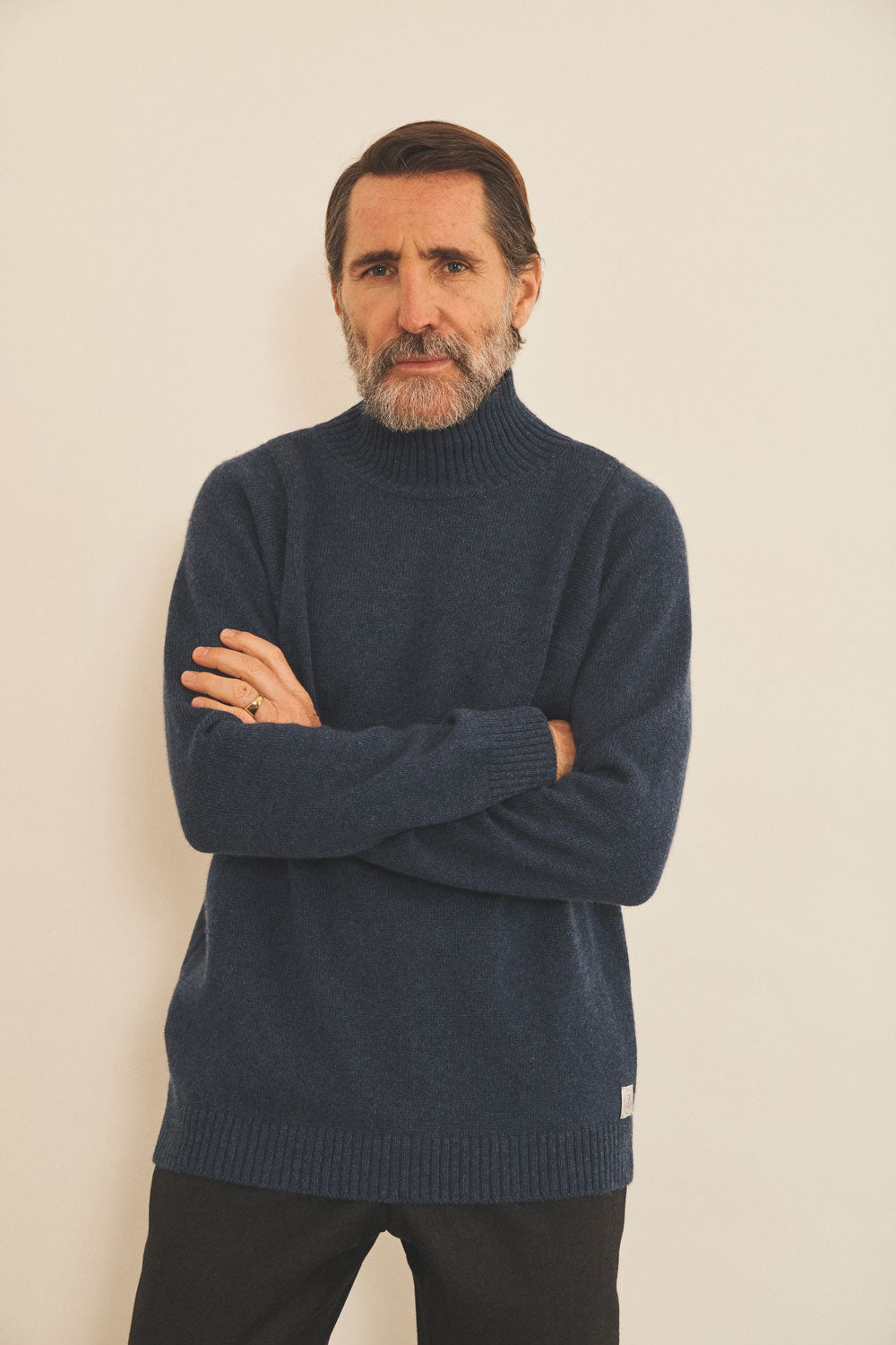 Blue turtleneck cashmere sweater for men - front view | Charles | Linnea Lund