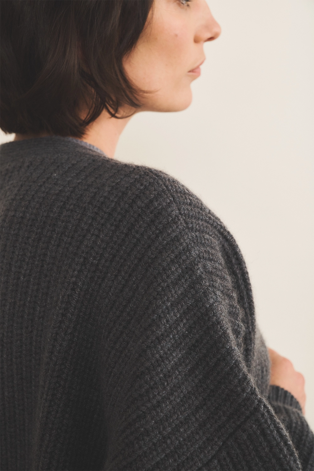 Dark grey cashmere cardigan women - focus| Charlot | Linnea Lund