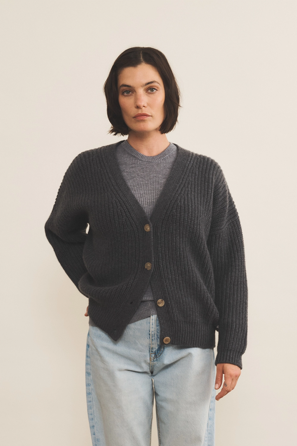 Dark grey cashmere cardigan women - front view | Charlot | Linnea Lund