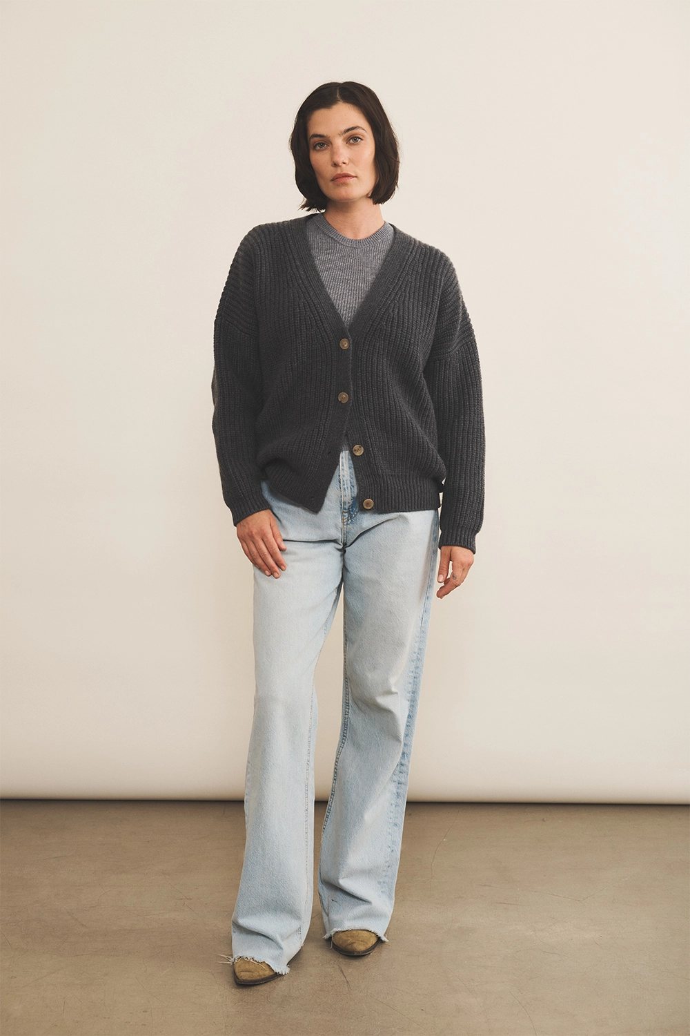 Dark grey cashmere cardigan women - look | Charlot | Linnea Lund