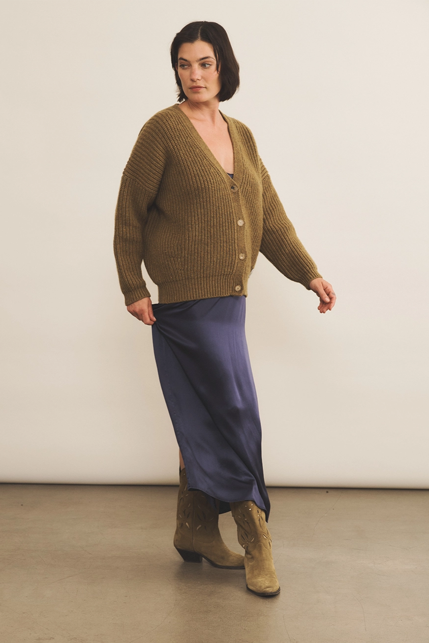 Green ochre cashmere cardigan women - look | Charlot | Linnea Lund