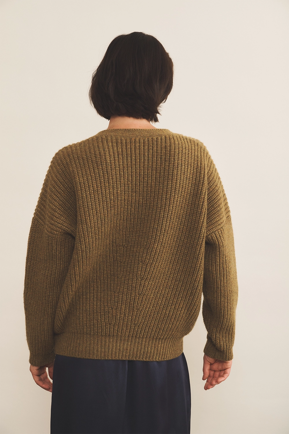Green ochre cashmere cardigan women - back view | Charlot | Linnea Lund