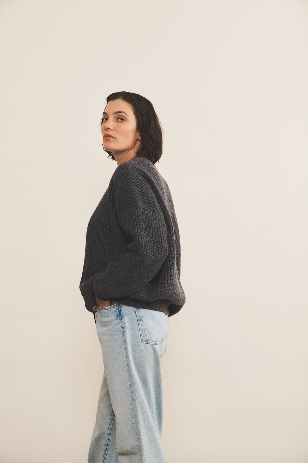 Dark grey cashmere cardigan women - side view | Charlot | Linnea Lund