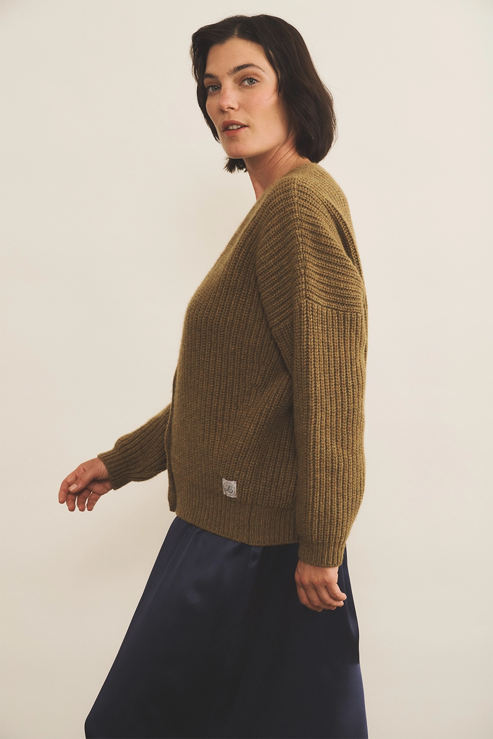 Green ochre cashmere cardigan women - side view | Charlot | Linnea Lund
