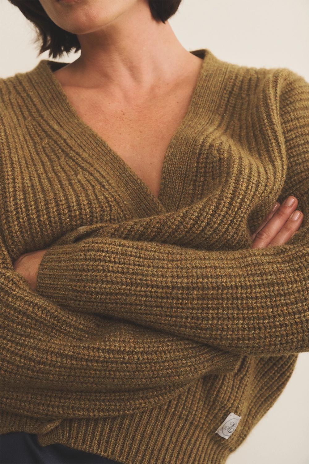 Green ochre cashmere cardigan women - focus | Charlot | Linnea Lund