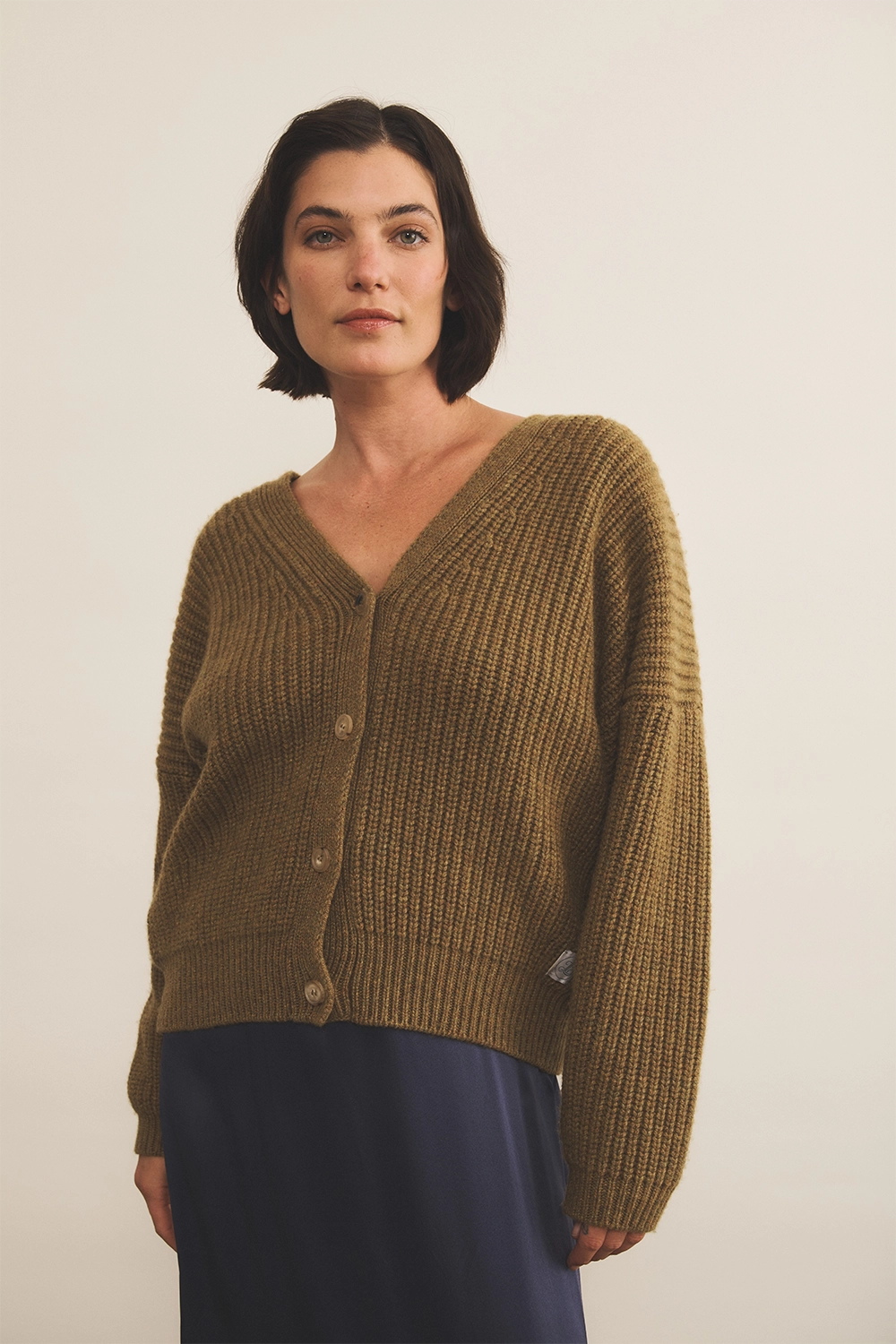 Green ochre cashmere cardigan women - front view | Charlot | Linnea Lund