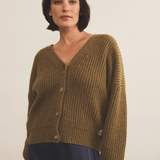 Green ochre cashmere cardigan women - front view | Charlot | Linnea Lund