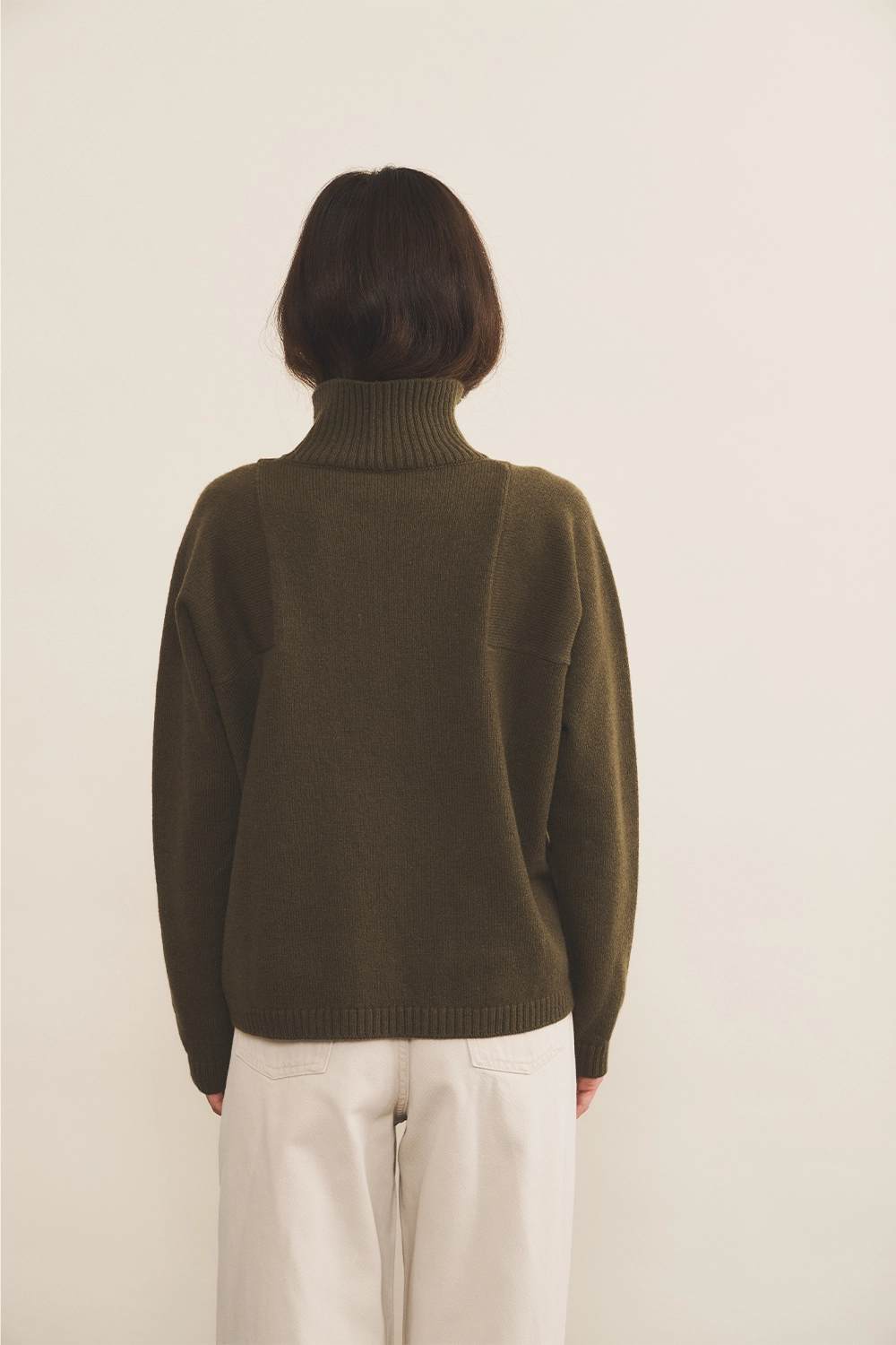 Kaki cashmere sweater women - back view | Charlotte | Linnea Lund