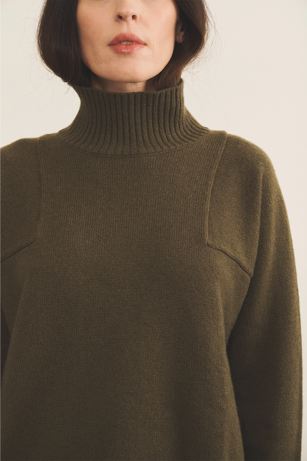 Kaki cashmere sweater women - focus | Charlotte | Linnea Lund