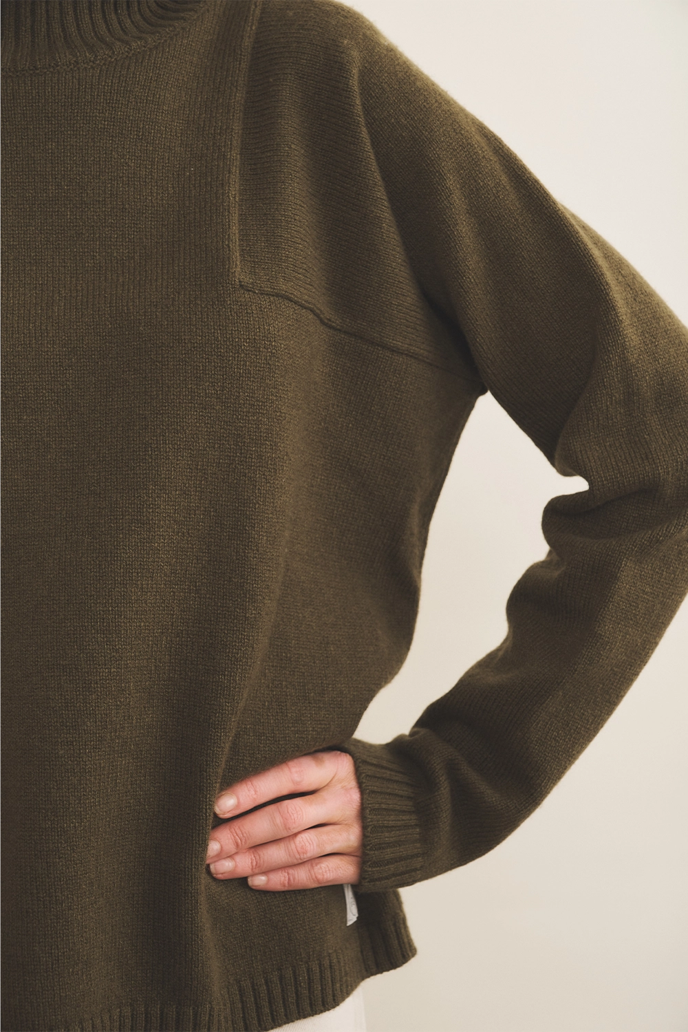 Kaki cashmere sweater women - focus | Charlotte | Linnea Lund