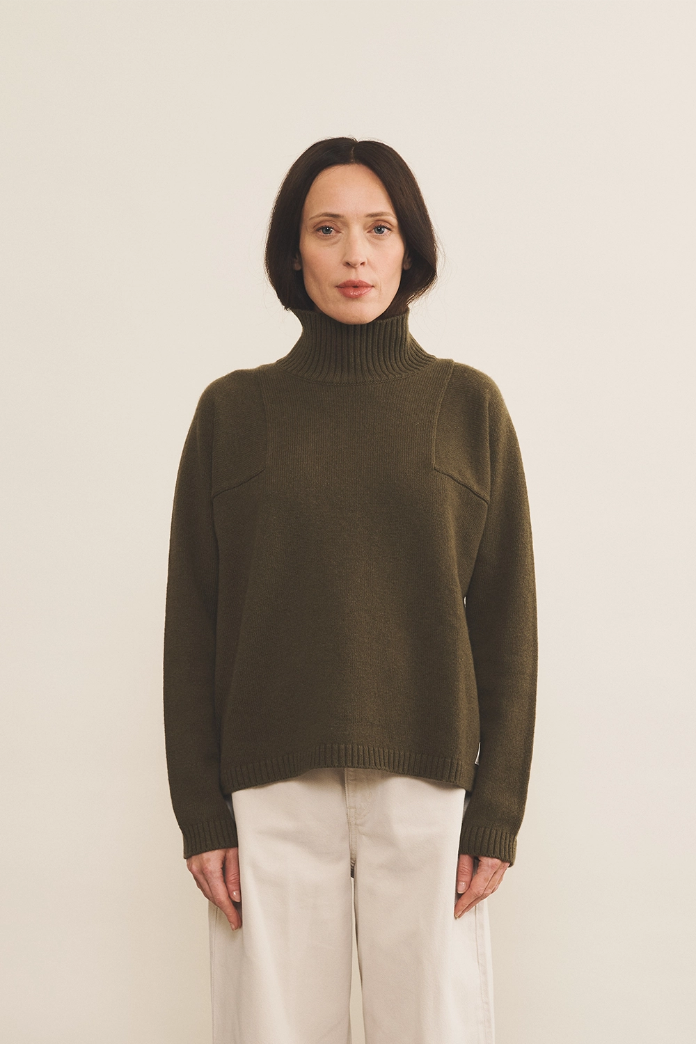 Kaki cashmere sweater women - front view | Charlotte | Linnea Lund