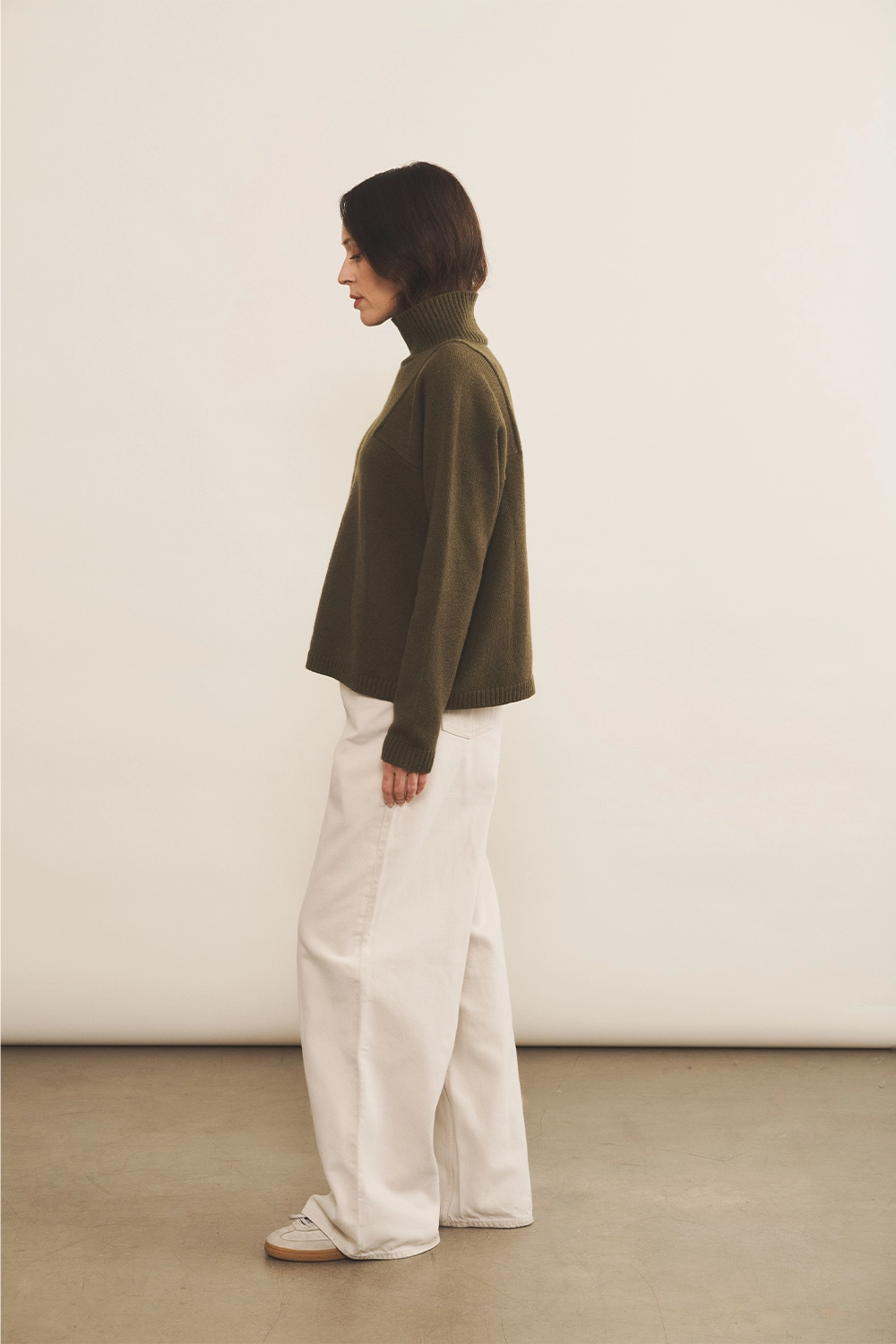 Kaki cashmere sweater women - side view | Charlotte | Linnea Lund