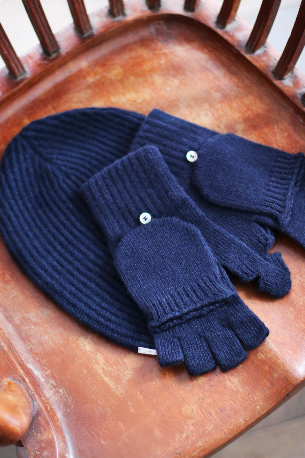 Dark blue cashmere mittens and beanie | Vantar & Harry | Linnea Lund