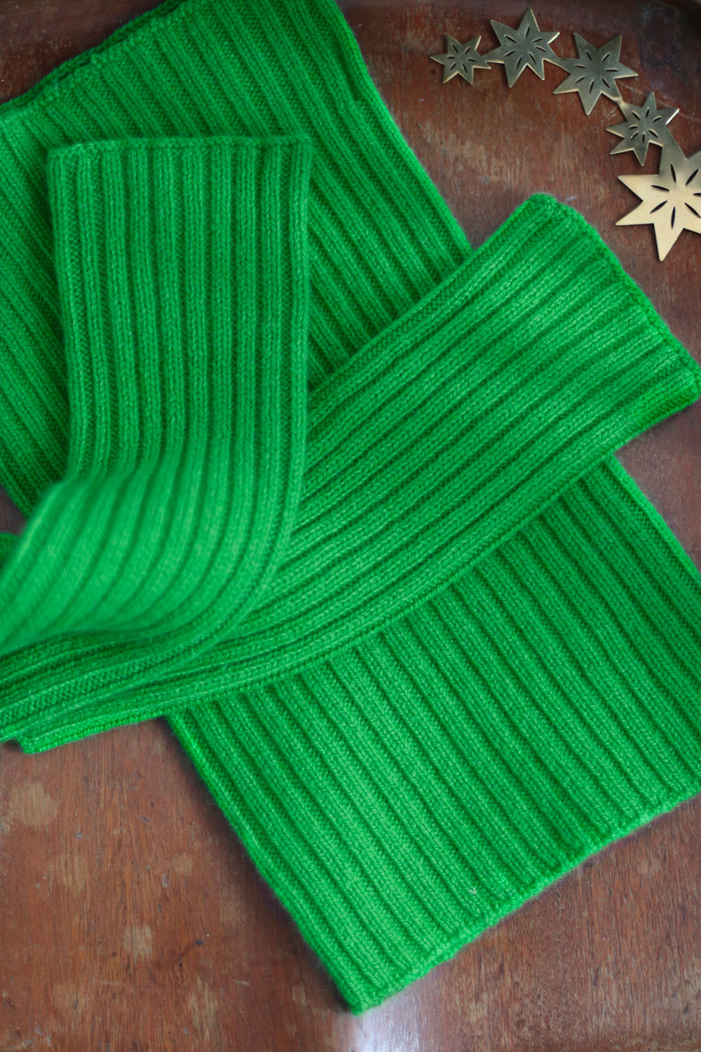 Flash green cashmere mittens and sweater | Noah & Maya | Linnea Lund