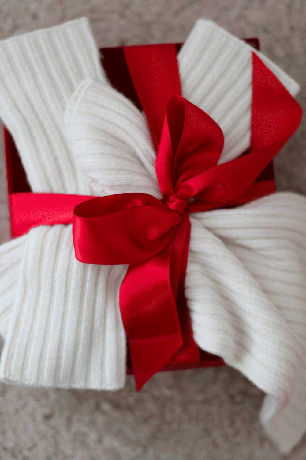 White cashmere mittens and sweater | Noah & Maya | Linnea Lund