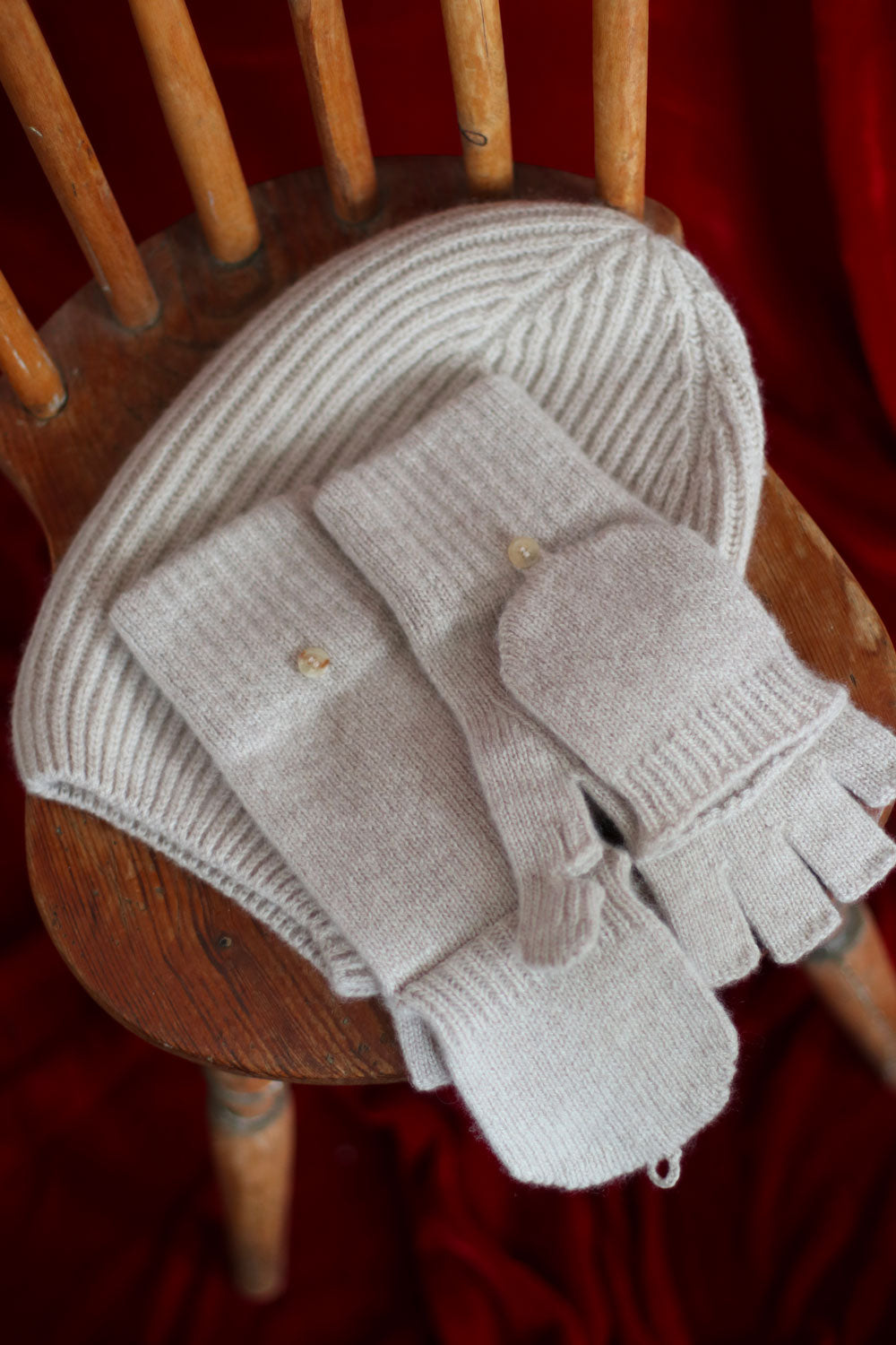 Beige cashmere mittens and beanie | Vantar & Harry | Linnea Lund