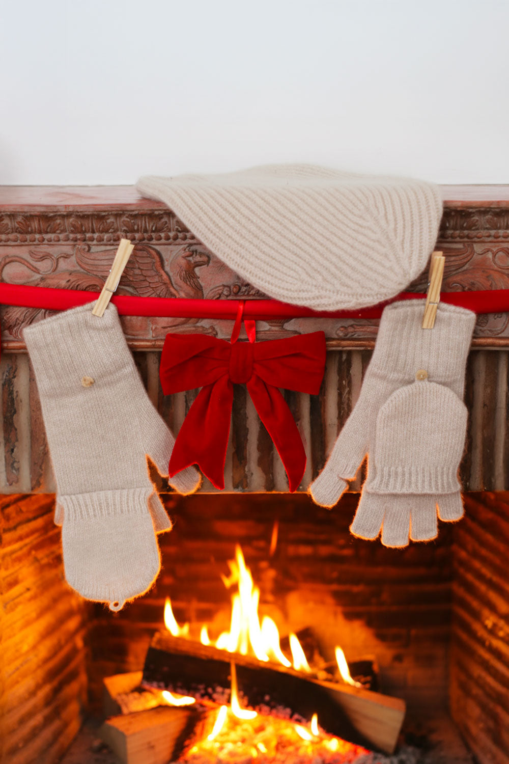 Beige cashmere mittens and beanie | Vantar & Harry | Linnea Lund