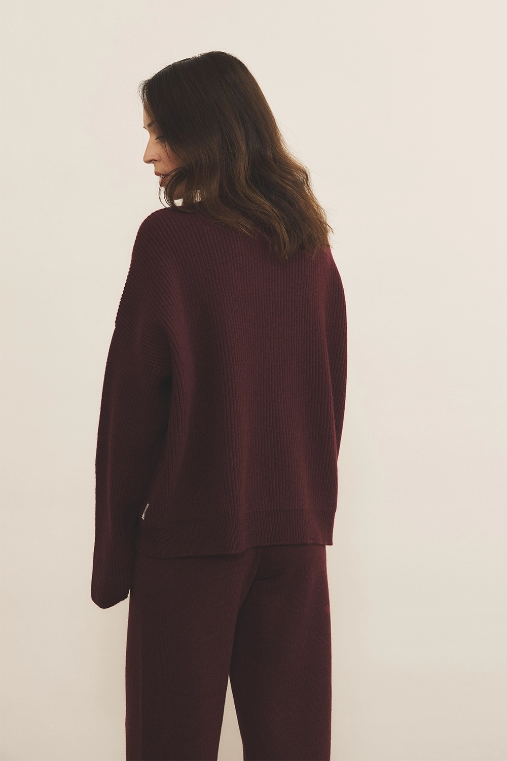 Ribbed burgundy women cashmere sweater - back view | Edward | Linnea Lund