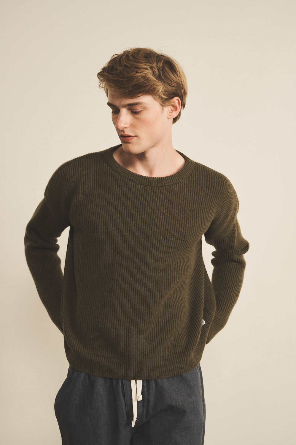 Ribbed kaki men cashmere sweater - front view | Edward | Linnea Lund