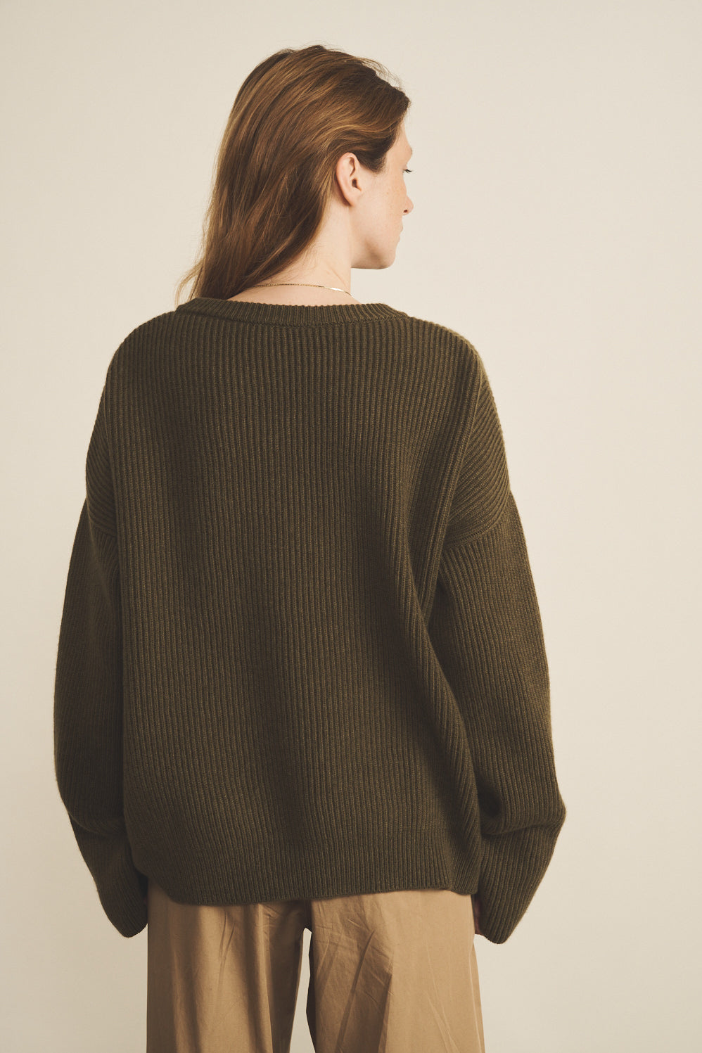Ribbed kaki women cashmere sweater - back view | Edward | Linnea Lund