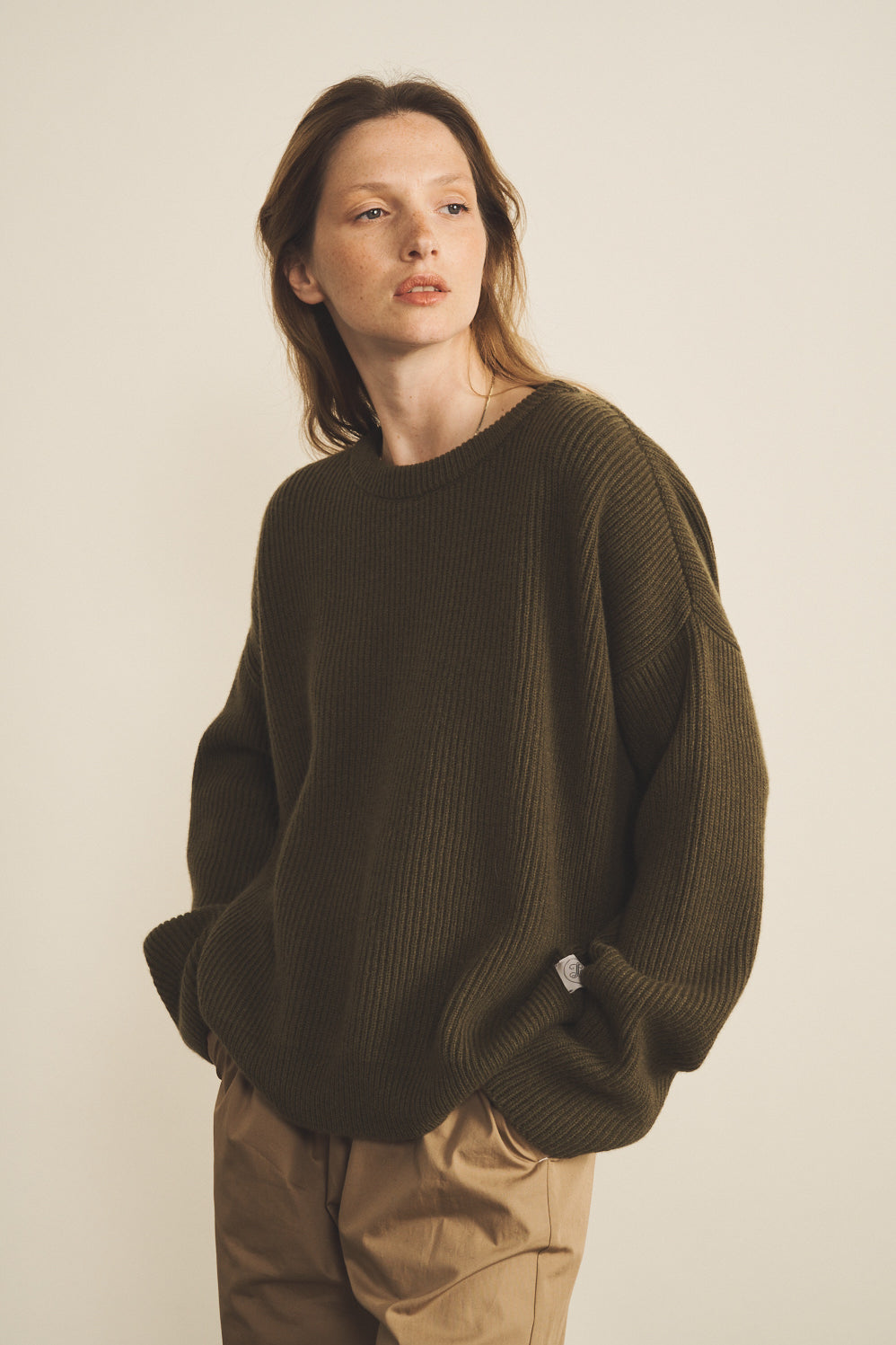 Ribbed kaki women cashmere sweater - front view | Edward | Linnea Lund