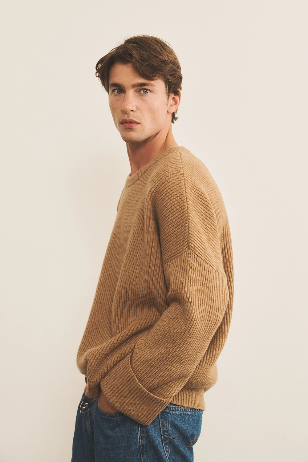 Ribbed camel brown men cashmere sweater - side view | Edward | Linnea Lund