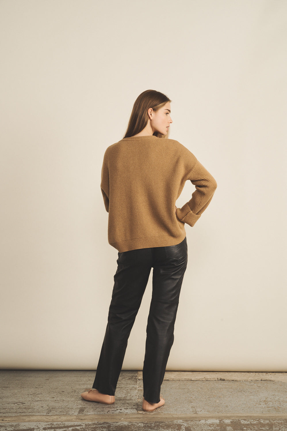 Ribbed camel brown women cashmere sweater - look | Edward | Linnea Lund