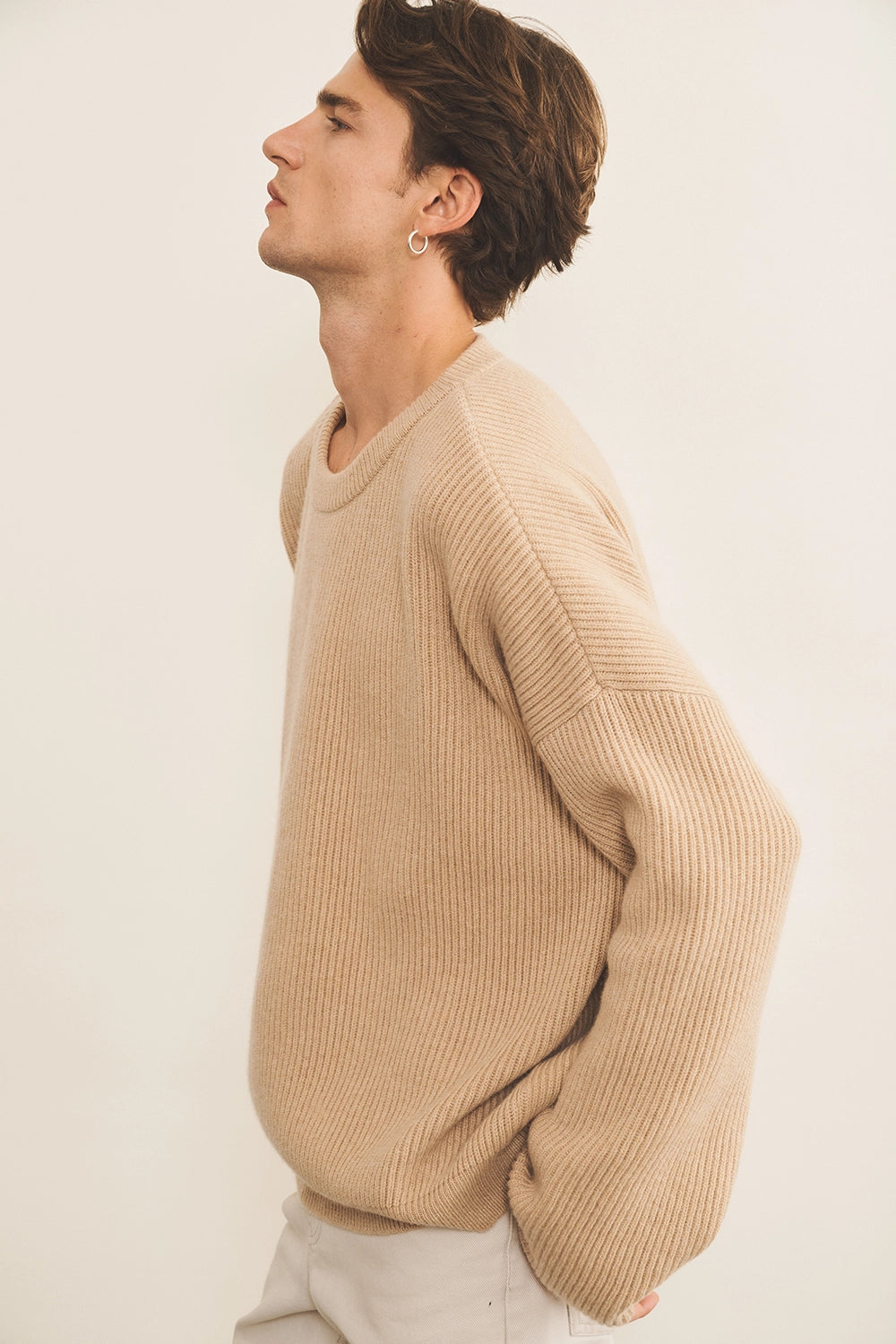 Ribbed beige men cashmere sweater - side view | Edward | Linnea Lund